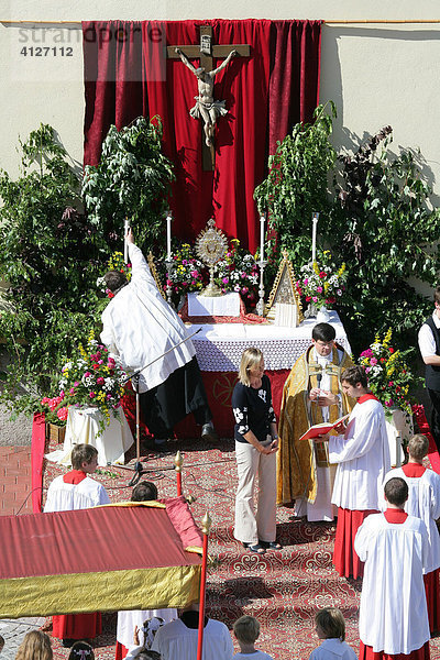 Altar an der Strasse während der Fronleichnam-Prozession  Mühldorf am Inn  Oberbayern  Bayern  Deutschland  Europa