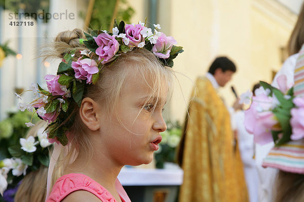 Kind während der Fronleichnam-Prozession  Mühldorf am Inn  Oberbayern  Bayern  Deutschland  Europa