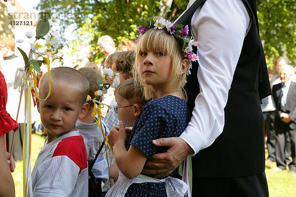 Kinder während der Fronleichnam-Prozession  Mühldorf am Inn  Oberbayern  Bayern  Deutschland  Europa