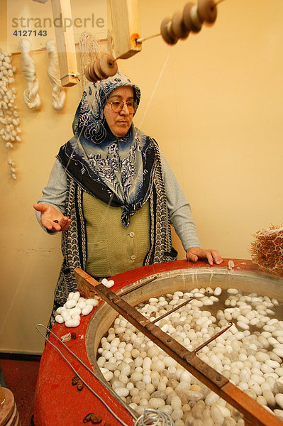 Seidenraupen werden von einer Frau abgewickelt  Teppichknüpferei  Südtürkei  Türkei  Asien