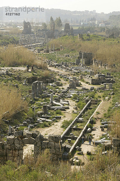 Blick von der Akropolis auf Perge  Südtürkei  Türkei  Asien