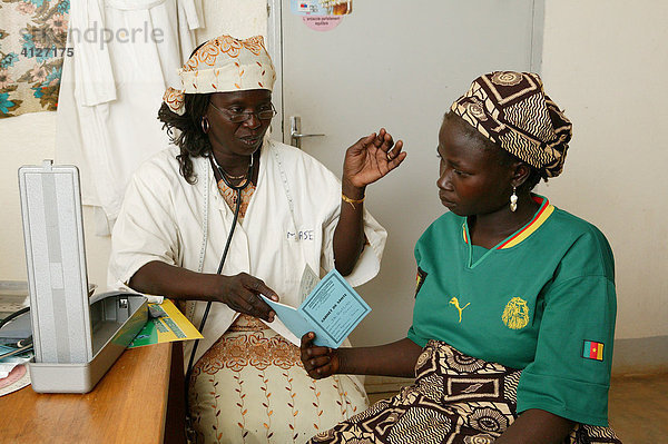 Ärztin untersucht eine Frau  Schwangerschafts Vorsorge Untersuchung  Beratung  Garoua  Kamerun  Afrika