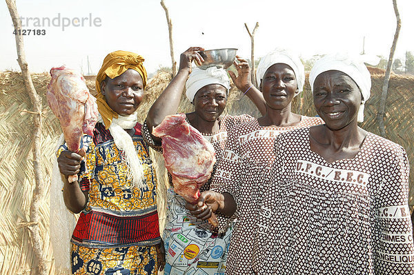 Frauen bereiten ein Gemeinschaftsessen nach einem Gottesdienst vor  Garoua  Kamerun  Afrika