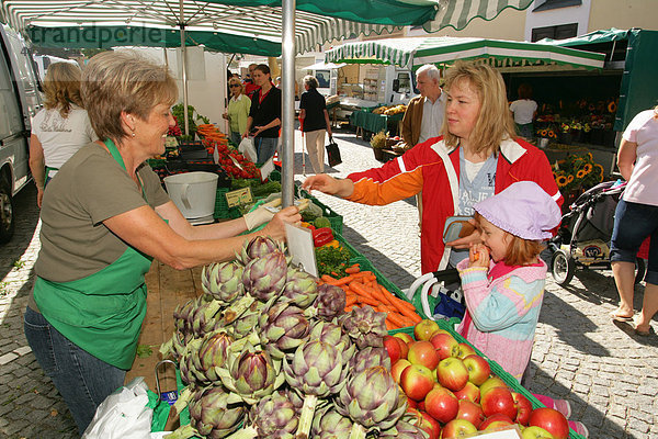 Gemüsestand am Wochen- und Bauernmarkt  Mühldorf am Inn  Oberbayern  Bayern  Deutschland  Europa
