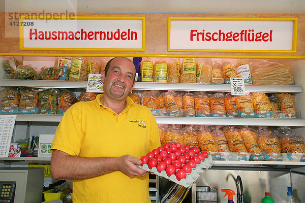 Stand mit Geflügel Produkten  Wochen- und Bauernmarkt  Mühldorf am Inn  Oberbayern  Bayern  Deutschland  Europa