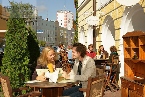 Junges Paar im Straßen Cafe  Mühldorf am Inn  Oberbayern  Bayern  Deutschland  Europa