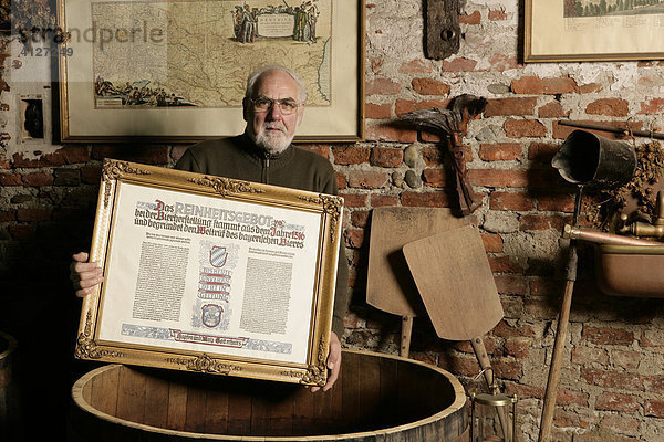 Rentner zeigt ein Bild mit einer Urkunde zum Reinheitsgebot  Brauereimuseum  Mühldorf am Inn  Oberbayern  Bayern  Deutschland  Europa
