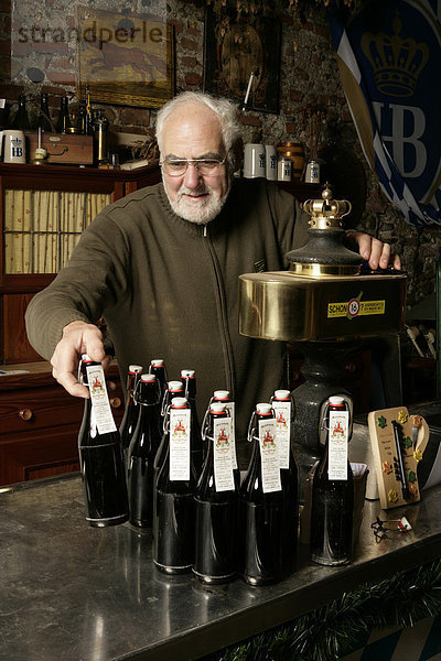 Rentner füllt Bierflaschen ab  Brauereimuseum  Mühldorf am Inn  Oberbayern  Bayern  Deutschland  Europa