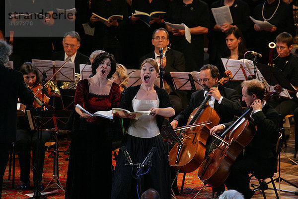 Sängerin bei einem Konzert in der Kirche  Pfarrkirche St. Nikolaus  Mühldorf am Inn  Oberbayern  Bayern  Deutschland  Europa