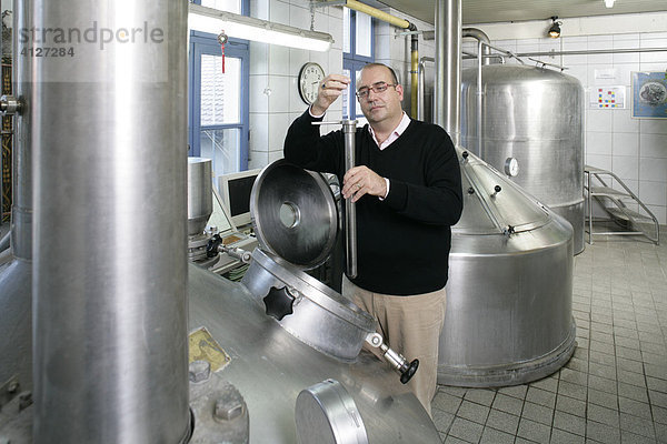 Braumeister Unertl in der Bio-Bier-Brauerei  Mühldorf am Inn  Oberbayern  Bayern  Deutschland  Europa