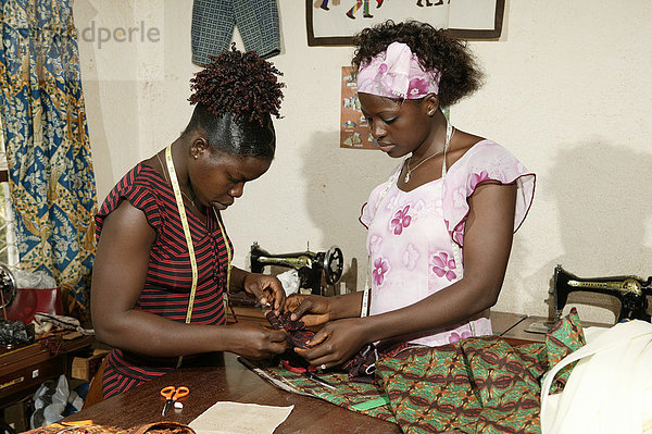 Schneiderin und Näherin einer HIV Hilfsgruppe  Bafut  Kamerun  Afrika