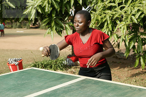 Tischtennis in einer HIV Hilfsgruppe  Bafut  Kamerun  Afrika