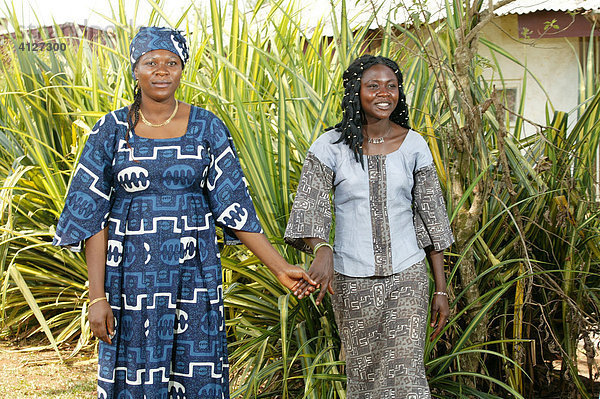 Näherinnen einer HIV Hilfsgruppe zeigen selbst genähte Kleider  Bafut  Kamerun  Afrika