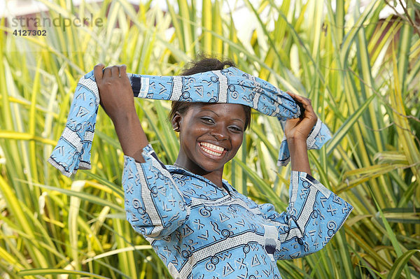 Frau zeigt selbst genähtes Kleid  Bafut  Kamerun  Afrika