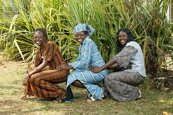 Schneiderinnen und Näherinnen einer HIV Hilfsgruppe zeigen selbst genähte Kleider  Bafut  Kamerun  Afrika