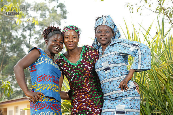 Schneiderinnen und Näherinnen einer HIV Hilfsgruppe zeigen selbst genähte Kleider  Bafut  Kamerun  Afrika