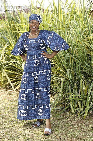 Frau zeigt selbst genähtes Kleid  Bafut  Kamerun  Afrika