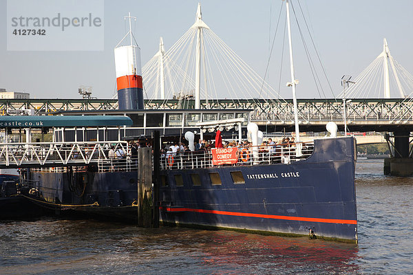 Party Schiff an der Themse  London  England  Großbritannien  Europa