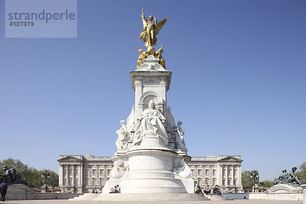 Queen Victoria Denkmal vor dem Buckingham Palace  London  England  Großbritannien  Europa