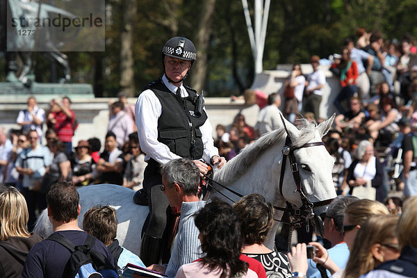 Polizisten vor dem Buckingham Palace  London  England  Großbritannien  Europa
