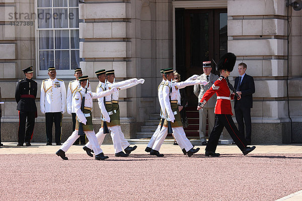Ehrengäste nehmen die Parade der Royal Guard und Malaysische Garde ab  London  England  Großbritannien  Europa