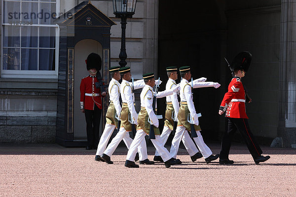 Ehrengäste nehmen die Parade der Royal Guard und Malaysische Garde ab  London  England  Großbritannien  Europa