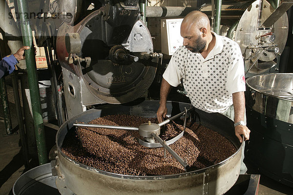 Mann in einer Kaffeerösterei  röstet Kaffee  Goroka  Papua Neuguinea  Melanesien  Kontinent Australien