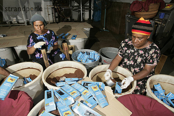 Frauen verpacken Hochlandkaffee  Kaffeerösterei  Goroka  Papua Neuguinea  Melanesien  Kontinent Australien