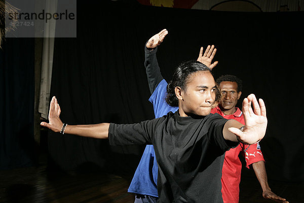 Tanzende Frauen während eines Workshops  Raun Raun Theater  Goroka  Papua Neuguinea  Melanesien  Kontinent Australien