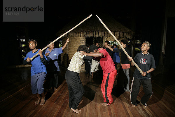 Tanzende Frauen während eines Workshops  Raun Raun Theater  Goroka  Papua Neuguinea  Melanesien  Kontinent Australien