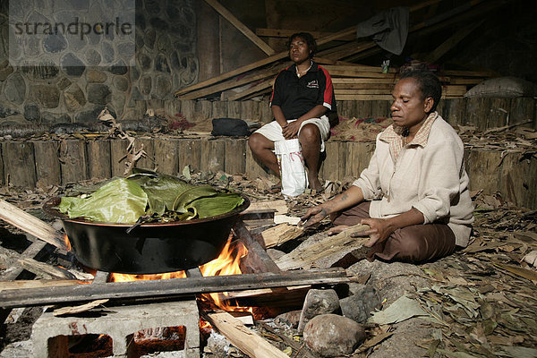 Zubereiten einer traditionellen Mahlzeit  Raun Raun Theater  Goroka  Papua Neuguinea  Melanesien  Kontinent Australien