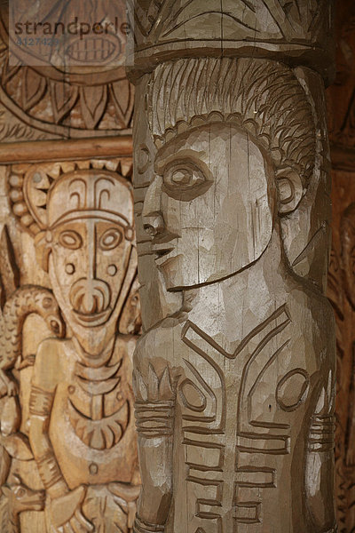 Holzschnitzerei am Eingang der Universitätsbibliothek  Goroka  Papua Neuguinea  Melanesien  Kontinent Australien