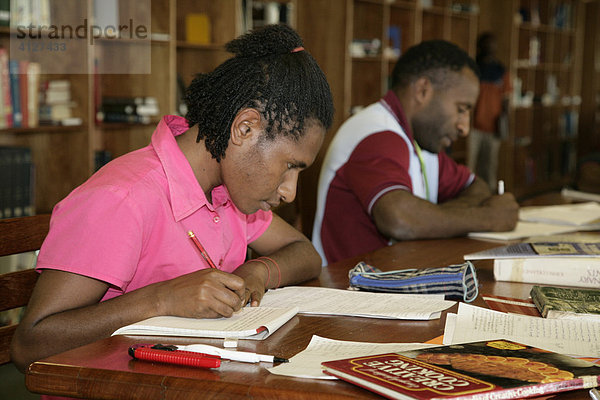 Studenten in der Universitätsbibliothek  Goroka  Papua Neuguinea  Melanesien  Kontinent Australien