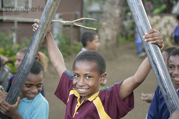 Junge auf dem Spielplatz  Goroka  Papua Neuguinea  Melanesien  Kontinent Australien