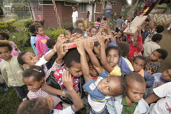 Kinder auf dem Spielplatz  Goroka  Papua Neuguinea  Melanesien  Kontinent Australien