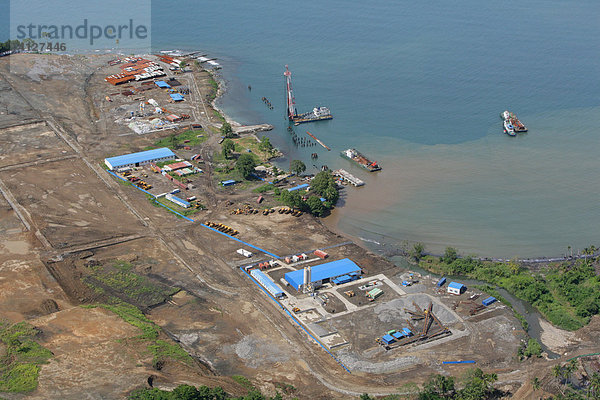 Im Bau befindliches Raffinerie- und Hafengelände der Ramu Nickel Mine  chinesische Bergbaugesellschaft  Basamuk  Papua Neuguinea  Melanesien  Kontinent Australien