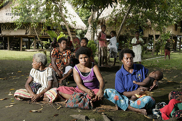 Versammlung der Dorfgemeinschaft  Mindre  Papua Neuguinea  Melanesien  Kontinent Australien