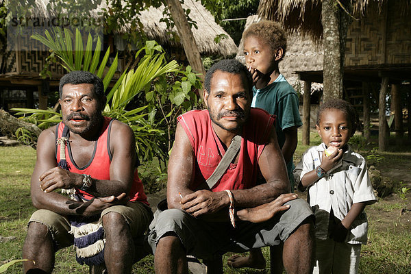 Männer während einer Versammlung der Dorfgemeinschaft  Mindre  Papua Neuguinea  Melanesien  Kontinent Australien