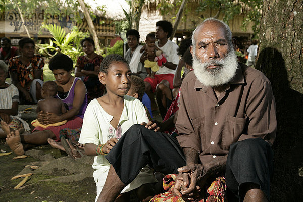 Großvater mit Kind während einer Versammlung der Dorfgemeinschaft  Mindre  Papua Neuguinea  Melanesien  Kontinent Australien