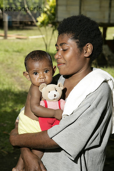 Mutter mit Säugling  Portrait  Dorf Mindre  Papua Neuguinea  Melanesien  Kontinent Australient