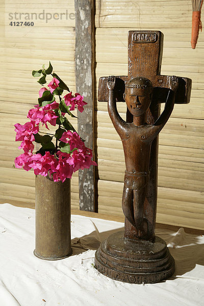 Kruzifix  traditionell geschnitzte Holzfigur des Christus auf dem Altar  Dorf Mindre  Papua Neuguinea  Melanesien  Kontinent Australien