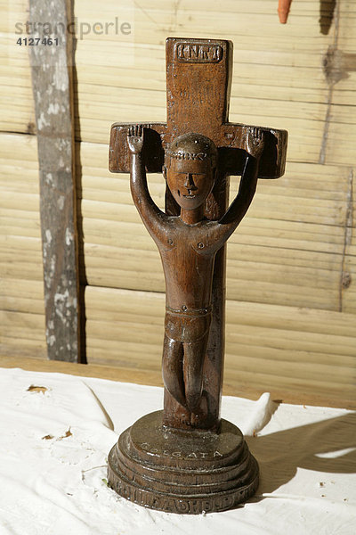 Kruzifix  traditionell geschnitzte Holzfigur des Christus auf dem Altar  Dorf Mindre  Papua Neuguinea  Melanesien  Kontinent Australien