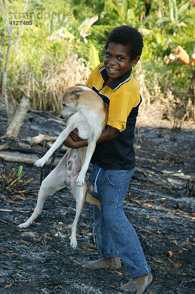 Junge spielt mit jungem Hund  Heldsbach  Papua Neuguinea  Melanesien  Kontinent Australien