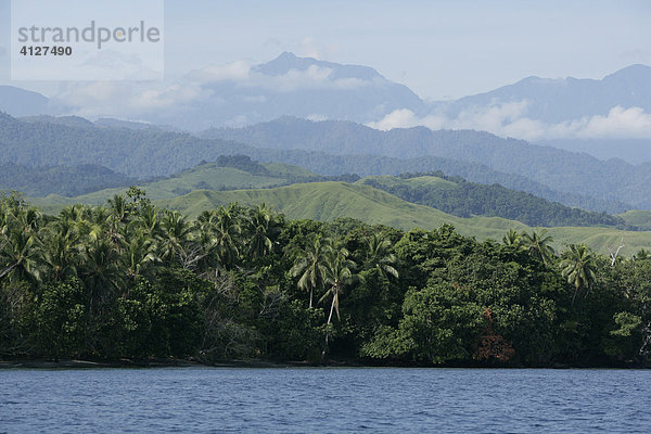 Küstenlandschaft mit abgeholzten Bergen  Biliau  Papua Neuguinea  Melanesien  Kontinent Australien