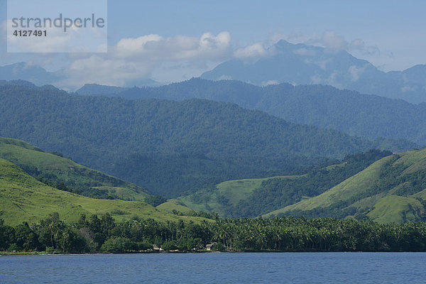 Küstenlandschaft mit abgeholzten Bergen  Biliau  Papua Neuguinea  Melanesien  Kontinent Australien