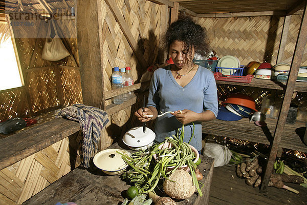 Frau beim Zubereiten von Essen  Biliau  Papua Neuguinea  Melanesien  Kontinent Australien
