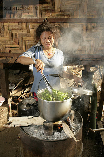 Frau beim Zubereiten von Essen  Biliau  Papua Neuguinea  Melanesien  Kontinent Australien