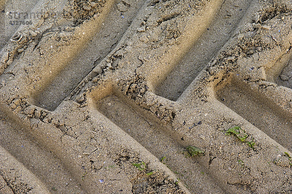 Traktorspuren im Sand