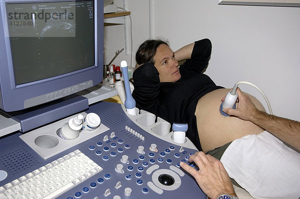 Schwangere Frau bei einer Ultraschalluntersuchung