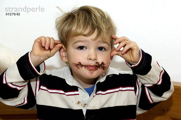 Junge mit Schokolade im Gesicht